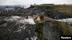 Як ҷудоиталаби тарафдори Русия дар саҳнаи фалокат дар наздикии рустои Грабово дар минтақаи Донбас