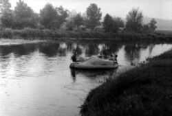 Вандроўка па Нёмане, 3 верасьня 1984 г. Апроч Ігара, на здымках: Сяржук Сокалаў-Воюш, Алесь Суша, Сяргей Дубавец