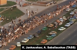 Вільня, Літва, 23 жніўня 1989 году. «Балтыйскі шлях» — ланцуг людзей праз тры балтыйскія рэспублікі 23 жніўня 1989 году, у 50-ю гадавіну пакту Молатава-Рыбэнтропа, які прывёў да савецкай акупацыі Латвіі, Літвы і Эстоніі.