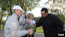 Аляксандар Лукашэнка з сынам Мікалаем прымаюць у сваёй рэзыдэнцыі Стывэна Сыгала