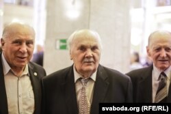 Зьлева направа: акадэмік Радзім Гарэцкі, сын Якуба Коласа Міхась Міцкевіч і літаратар ды мовазнавец Кастусь Цвірка