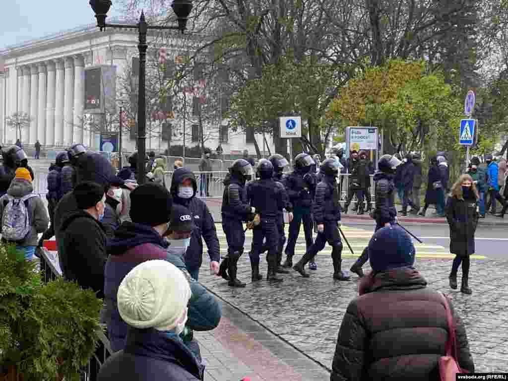 Хутка ў Горадні пачаліся затрыманьні.&nbsp;Сілавікі хадзілі па цэнтры і разганялі людзей