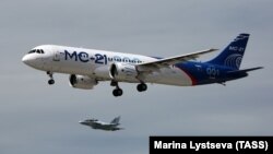 Самалёт МС-21 на паказальным палёце