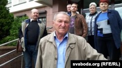 Віктар Казлоў з паплечнікамі каля Гомельскага абласнога суду