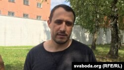 Павал Севярынец пасьля адбыцьця 10-суткавага арышту выйшаў з турмы на Акрэсьціна. Менск, 16 жніўня 2018 году