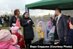 Вера Сярдзюк (зь мікрафонам) падчас восеньскага фэсту праекту «Еве 13» для дзяўчынак 10-13 год