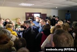 Людзі выходзяць з залі паседжаньня пасьля закрыцьця судовага працэсу