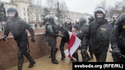 Ілюстрацыйнае фота. Дзень Волі ў Менску, АМАП затрымлівае Ніну Багінскую. 25 сакавіка 2017 году