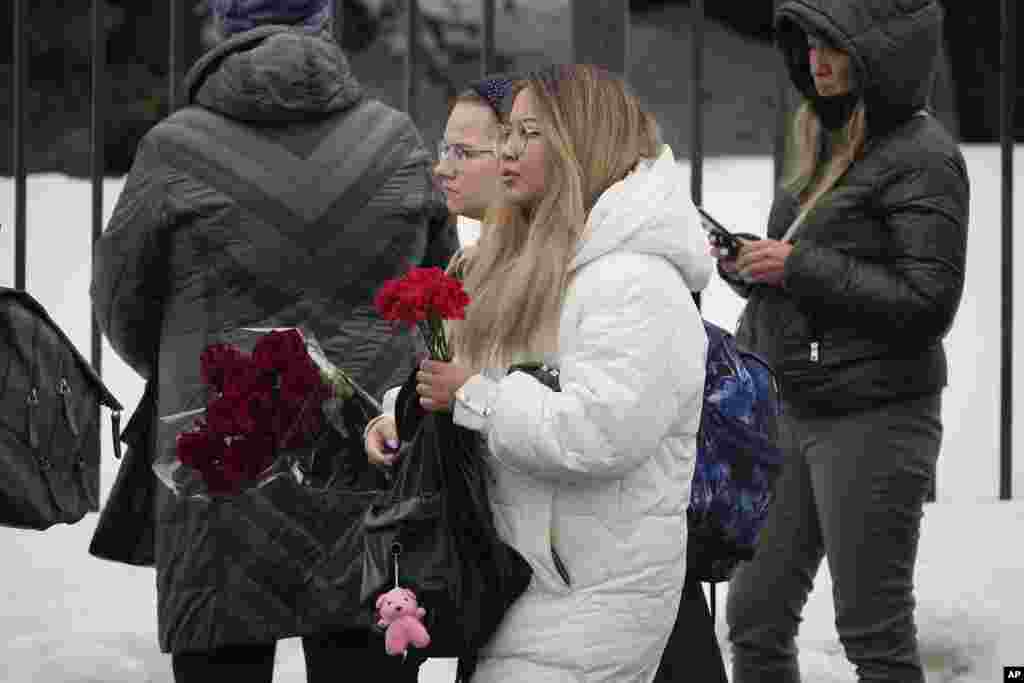 Людзі нясуць кветкі каля царквы іконы Божай Маці &laquo;Утоли моя печали&raquo;, 1 сакавіка 2024 году