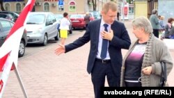 Аляксей Янукевіч падчас збору подпісаў на парлямэнцкіх выбарах, 2016 год