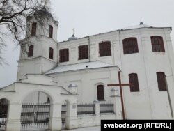 Кармэліцкі касьцёл звонку выглядае няблага, але цячэ дах