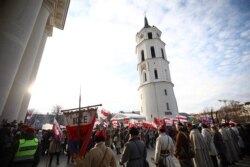 Фразу Петрышэнкі аб тым, што «асоба Каліноўскага не павінна выкарыстоўвацца ў палітычных мэтах», беларусы перад касьцёламі сустрэлі сьвістам і воклічамі «Ганьба!»