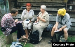 Эльжбета Смулкова ў дыялекталягічнай экспэдыцыі на Мазыршчыне, 2000-я гады