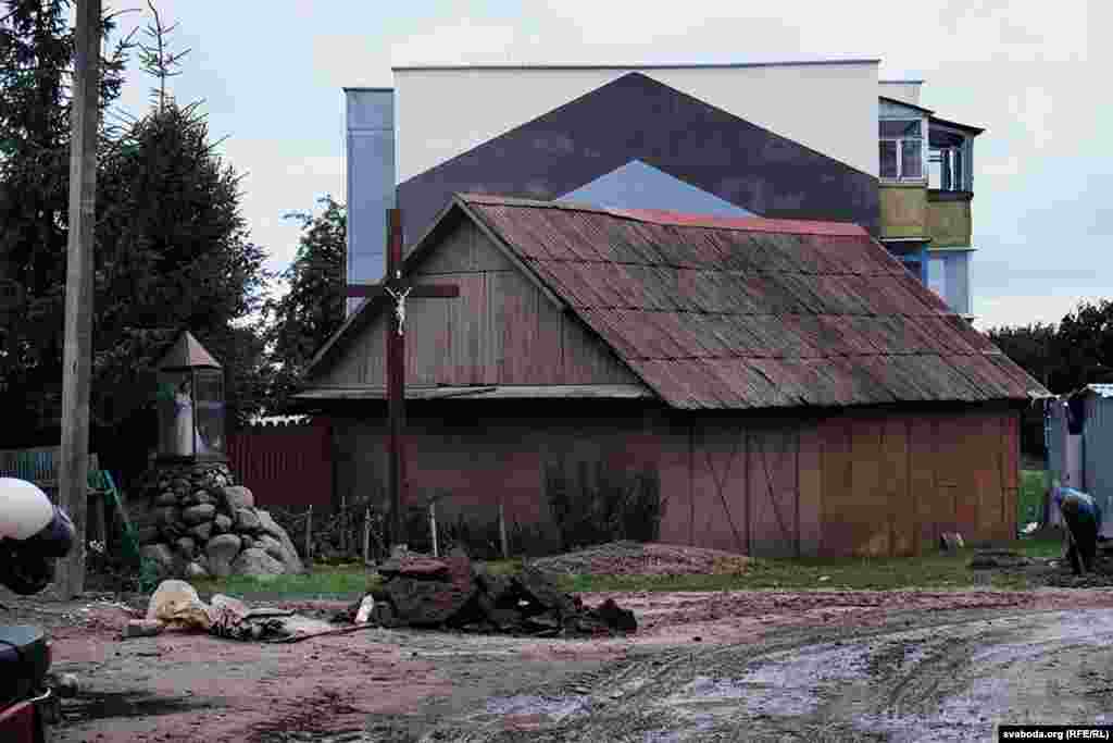 Жанчына нясе ў&nbsp;дом вядро выкапанай бульбы. &mdash;&nbsp;Наш дом адным з&nbsp;апошніх рамантуюць. Шмат чаго ня&nbsp;робяць з&nbsp;таго, што рабілі астатнім дамам: уцяпленьне ня&nbsp;робяць, вокны не&nbsp;мяняюць, толькі падмажуць, пафарбуюць,&nbsp;&mdash; скардзіцца яна. 