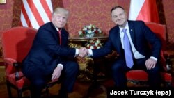 Прэзыдэнт ЗША Дональд Трамп (зьлева) і прэзыдэнт Польшчы Анджэй Дуда.