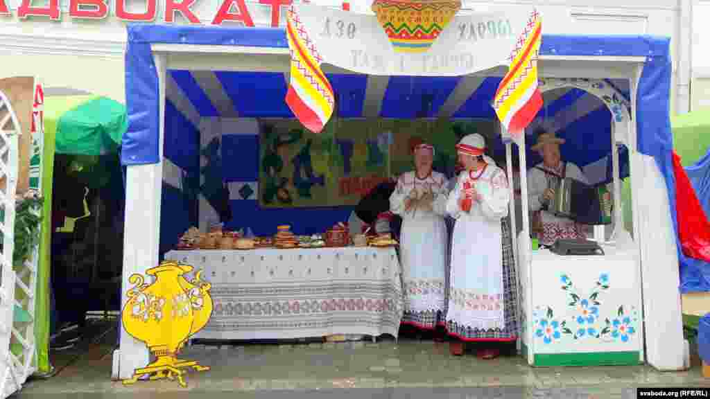 Празь неспрыяльныя ўмовы надворʼя можа не адбыцца ў поўным абʼеме вулічны фэст &laquo;На сямі вятрах&raquo;, імпрэзы якога заплянаваныя ў фармаце оўпэн-эйр. Платным канцэртам, спэктаклям і выставам не пагражае нічога: яны адбываюцца пад дахам. А вось тым гасьцям, якія меркавалі проста прыемна бавіць час у горадзе, падобна, сёлета ня вельмі пашэнціла.