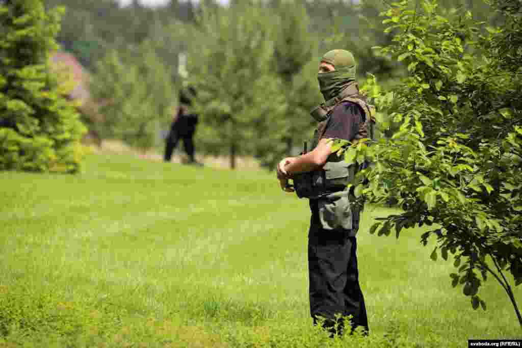 Міліцыя ў бронекамізэльках і АМАП стаялі па перымэтры тэрыторыі, хаваліся за дрэвамі каля двух гадзін. Пасьля яны сышлі, зьявіліся людзі ў цывільным