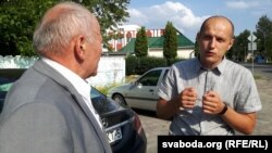 Валянцін Хомчыц (справа) патрабуе ў адваката здымкі, выкладзеныя жонкаю ў «Аднаклясьніках»