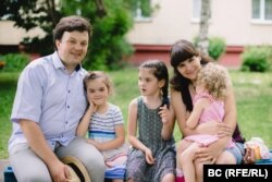 Сям'я Віктара і Насты Малышчыц, зьлева направа: дочкі Адэля, Ганна, Юстына