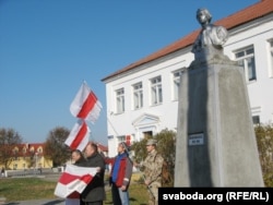 Акцыя памяці ля помніка Каліноўскаму ў Сьвіслачы, 2015 год