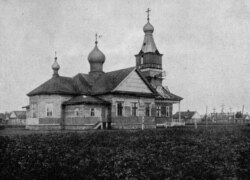 Царква ў Баранавічах, 1915. Драўляны храм быў пабудаваны ў 1908 годзе, згарэў у 1921-м. Пазьней на ягоным месцы ўзьведзены каменны Сьвята-Пакроўскі сабор