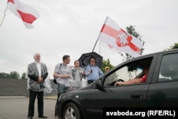 Рыгор Кастусёў (зьлева) на пікеце каля рэстарана ў Курапатах