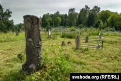 Пляцоўка вакол памятных знакаў выкашаная і прыбраная