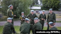 Салдаты пасьля рэпэтыцыі параду ў Менску, 2016 год. Ілюстрацыйнае фота