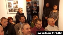 Гарадзенцы, якія прыйшлі паслухаць лекцыю пра БНР у Цэнтар гарадзкога жыцьця