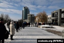 Каля сотні чалавек у чарзе на суд.