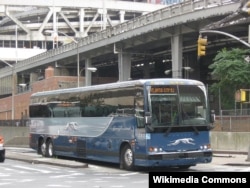 ABŞ-da məşhur nəqliyyat şirkətinə məxsuz "Greyhound" avtobusu.