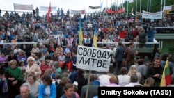 Удзельнікі Балтыйскага шляху ў Вільні. 23 жніўня 1989 году