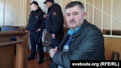 У судовай залі — праваабаронца Леанід Сьвецік