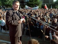 Архіўнае фота. Лідэр «Cалідарнасьці» Лех Валенса выступае на сустрэчы, прымеркаванай да дзявятай гадавіны падпісаньня Гданьскай дамовы. Гданьск, 31 жніўня 1989 году