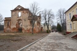 Праваслаўны манастыр у Пустынках пад Амсьціславам. Зьлева царква Ўнебаўзяцьця Найсьвяцейшай Багародзіцы. Пляцоўка перад ёй — могілкі, на якіх пахаваны Іван Насовіч