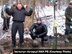 Радасьць ад першай мартырнай бомбы, знойдзенай падчас экспэдыцыі. Валянтэр Алесь Іваноў і дайвэр Андрэй Ліхачоў