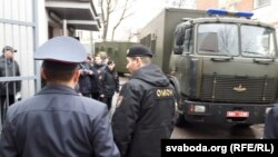 15 сакавіка. У суд Цэнтральнага раёну Менску прывезьлі 24 затрыманых пасьля «Маршу недармаедаў»