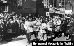 Людзі сьвяткуюць перамогу ў Менску 9 траўня 1945. Ілюстрацыйнае фота