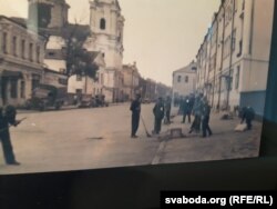 Нявольнікі гета на вуліцах гораду. Фота зробленае ў ідэалягічных мэтах гітлераўцамі.