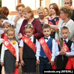 Беларуская кляса на лінейцы. Сьлёзы і зьдзіўленьне пры першым уражаньні ад школы