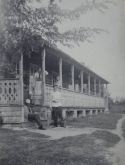 Багушэвіч (у белай шапцы) з роднымі ў Кушлянах. 1899 г.