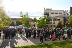 Чарга з ахвотнікаў падпісацца за Сьвятлану Ціханоўскую ў Слуцку