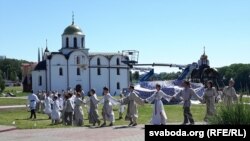 Выступ самадзейнасьці на фоне царквы, дзе нібыта браў шлюб Аляксандар Неўскі