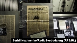 Тэкст выступу Гарбачова аб аварыі на Чарнобыльскай АЭС у газэце «Правда», фота з экспазыцыі ўкраінскага нацыянальнага музэю «Чарнобыль»