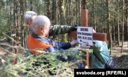 Ян Дзяржаўцаў прымацоўвае шыльду ў памяць Антона Шпеліса