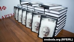 Кніга Алеся Бяляцкага «Халоднае крыло Радзімы», напісаная ў турме і празь ліставаньне перададзеная на волю