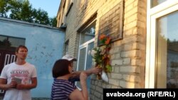 ТБМаўцы каля Бацэвіцкай школы. Да шыльды ўскладаюць кветкі