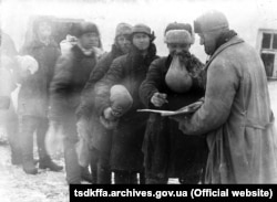 Ілюстрацыйнае фота. Галадамор ва Ўкраіне. Сяляне атрымліваюць проса на працадні ў калгасе