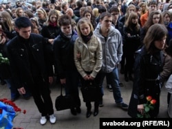 Людзі на Кастрычніцкай плошчы ў Менску празь дзень пасьля выбуху ў мэтро, 12 красавіка 2011