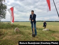 Вітольд Ашурак працуе на мэмарыяле паўстанцам